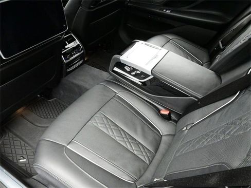 Used 2022 BMW 750i xDrive w/ Autobahn Package image 15