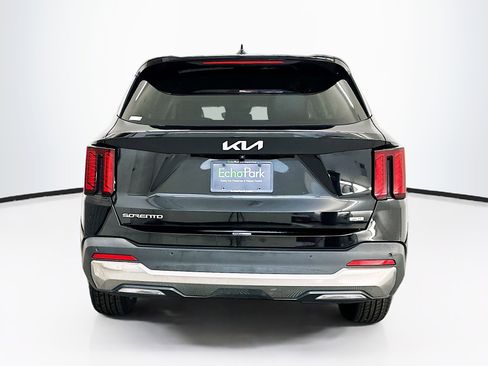 Used 2024 Kia Sorento S image 7