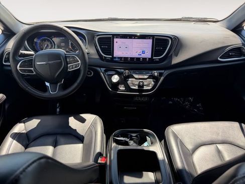 Used 2025 Chrysler Pacifica Select FWD image 10