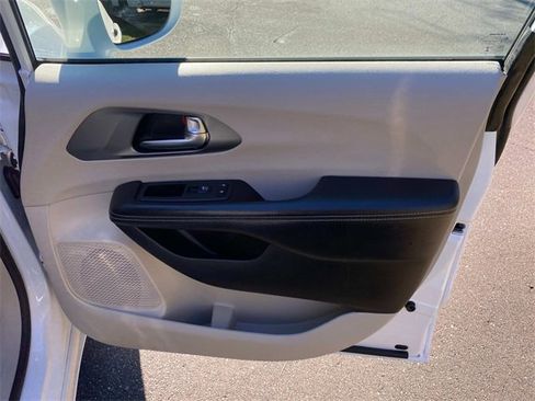 Used 2022 Chrysler Pacifica Touring-L image 32