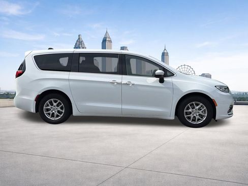Used 2023 Chrysler Pacifica Touring-L FWD image 29