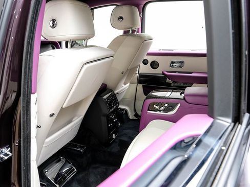 Used 2023 Rolls-Royce Cullinan Black Badge w/ Dark Exterior Package image 44