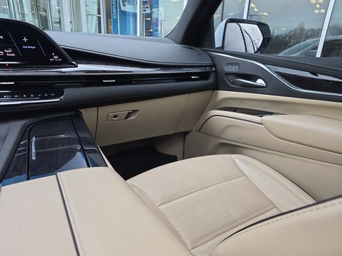 Used 2021 Cadillac Escalade Premium Luxury image 36