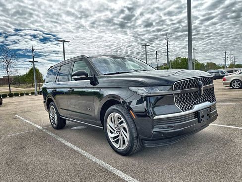 Used 2025 Lincoln Navigator Reserve AWD/4WD image 11