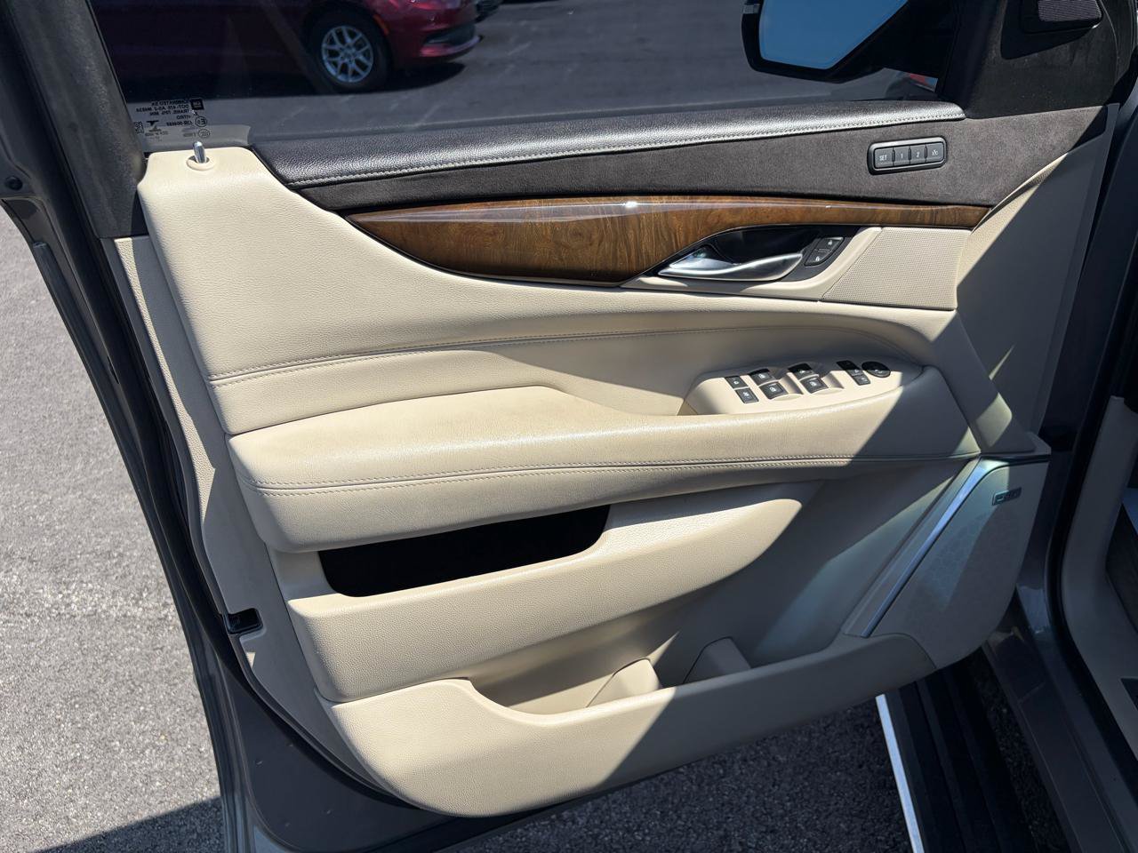 Used 2018 Cadillac Escalade Premium Luxury AWD/4WD image 9