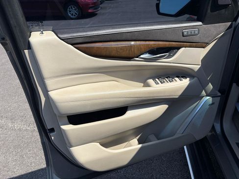 Used 2018 Cadillac Escalade Premium Luxury AWD/4WD image 9