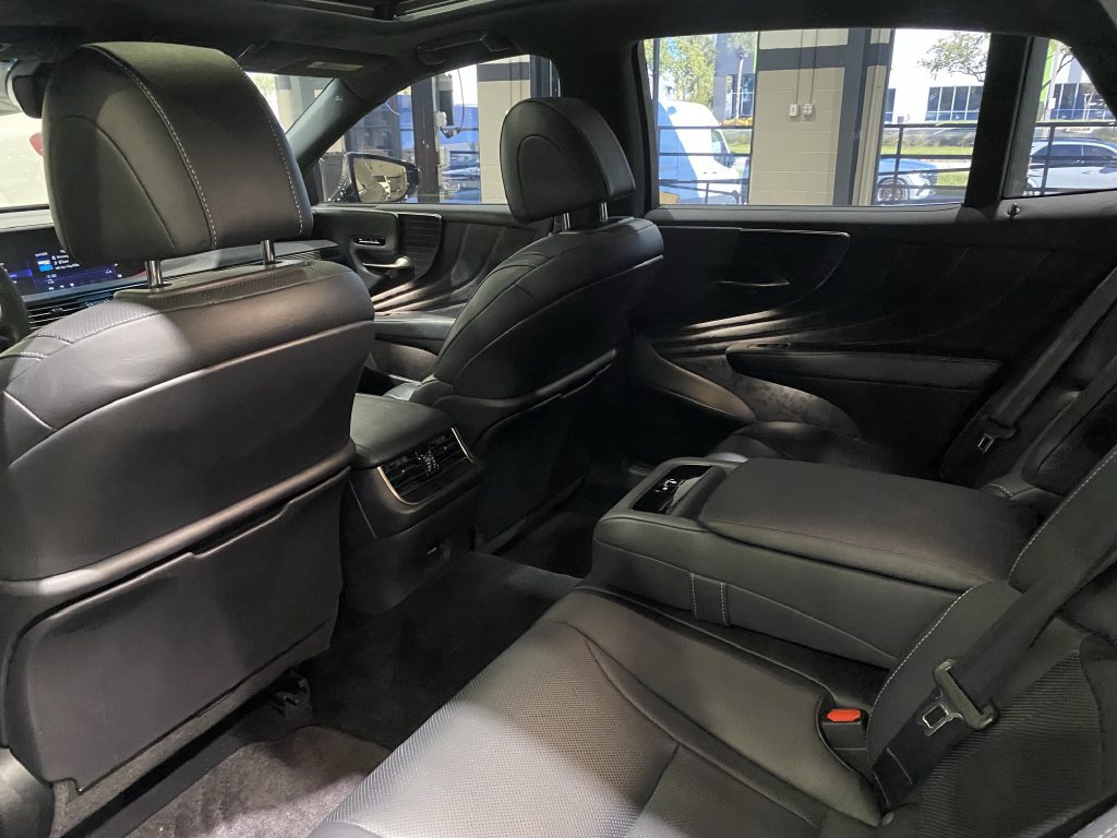 Used 2019 Lexus LS 500 w/ Accessory Package (Z2) RWD image 5