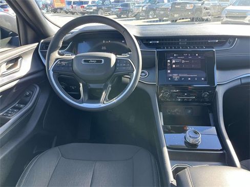 Used 2025 Jeep Grand Cherokee Laredo X image 14