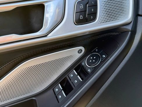 Used 2020 Ford Explorer Platinum w/ Premium Technology Package image 27