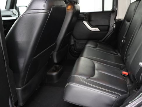 Used 2017 Jeep Wrangler Unlimited Sahara w/ Connectivity Group AWD/4WD image 30
