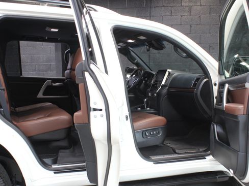 Used 2019 Toyota Land Cruiser w/ Four Season Floor Mat Package image 31
