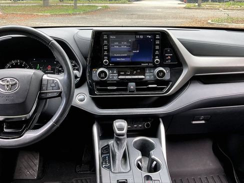Used 2021 Toyota Highlander XLE AWD/4WD image 9