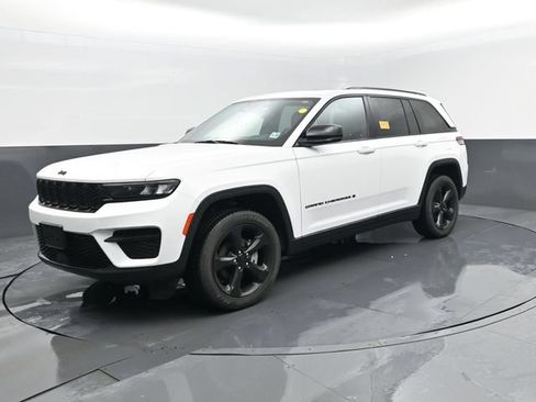 Used 2023 Jeep Grand Cherokee Altitude AWD/4WD image 1