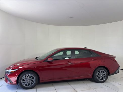 Used 2025 Hyundai Elantra Hybrid FWD image 2