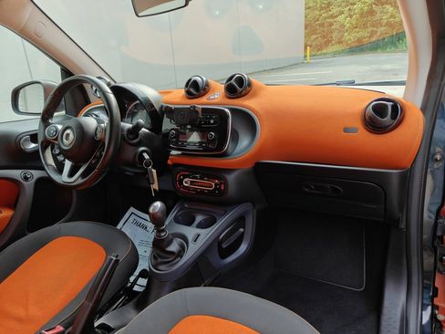 Used 2016 smart fortwo passion RWD image 21