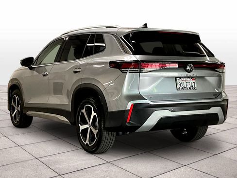 Used 2025 Volkswagen Tiguan SE w/ Panoramic Sunroof Package image 14