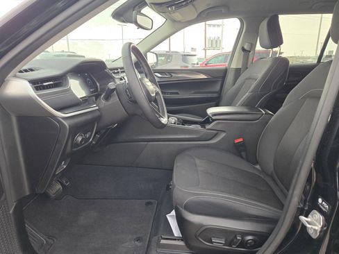 Used 2023 Jeep Grand Cherokee Laredo w/ Luxury Tech Group I image 9