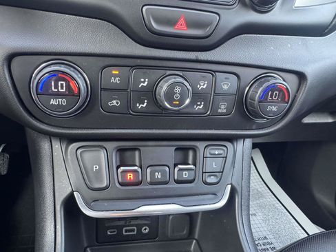 Used 2019 GMC Terrain SLT w/ Preferred Package AWD/4WD image 32