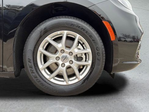 Used 2025 Chrysler Pacifica Select image 12