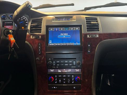 Used 2011 Cadillac Escalade EXT Premium AWD/4WD image 14
