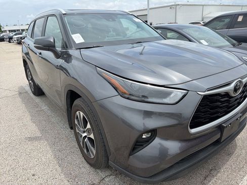 Used 2023 Toyota Highlander XLE AWD/4WD image 3