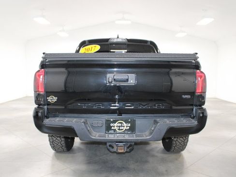 Used 2017 Toyota Tacoma TRD Off-Road w/ Premium & Technology Package AWD/4WD image 8