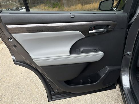 Used 2023 Toyota Highlander Limited image 22