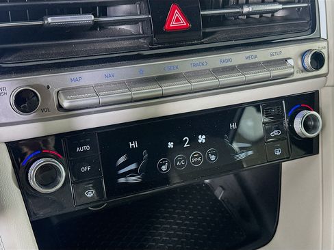 Used 2024 Genesis G70 2.5T image 24