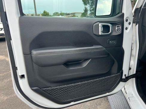Used 2019 Jeep Wrangler Unlimited Sahara AWD/4WD image 14