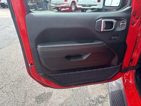 Used 2025 Jeep Wrangler Unlimited Sahara AWD/4WD image 23
