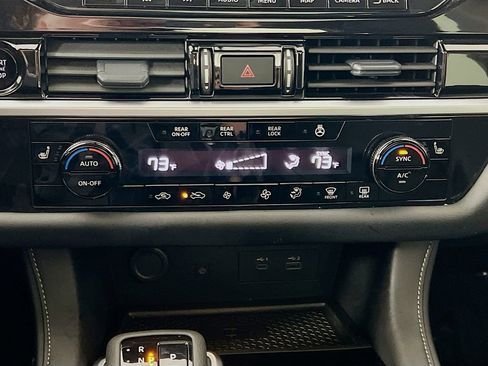 Used 2025 Nissan Pathfinder SL w/ SL Premium Package image 16