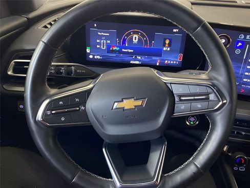 Used 2025 Chevrolet Traverse LT FWD image 3