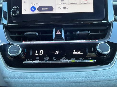 Used 2025 Toyota Corolla SE image 4