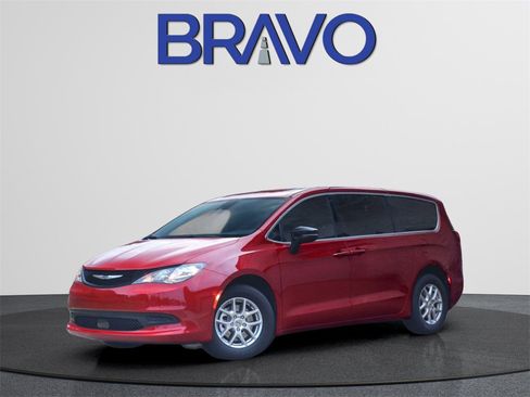 Used 2025 Chrysler Voyager LX image 1