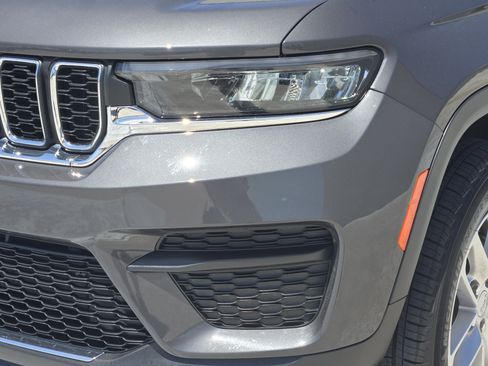 Used 2025 Jeep Grand Cherokee Laredo X RWD image 11