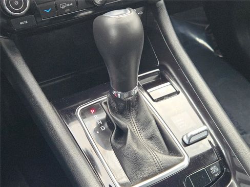 Used 2024 Jeep Compass Latitude image 32