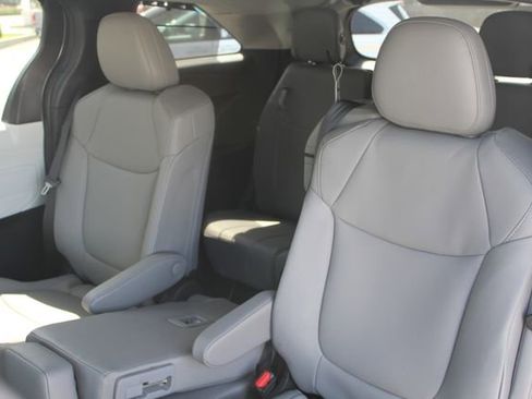 Certified 2026 Toyota Sienna XLE FWD image 31