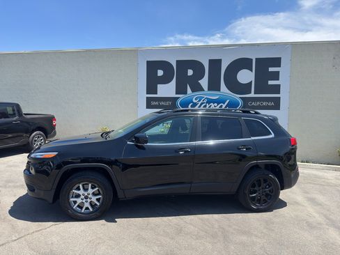 Used 2017 Jeep Cherokee Latitude FWD image 2