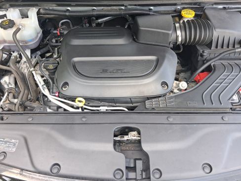 Used 2024 Chrysler Pacifica Touring-L FWD image 9