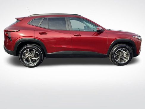 Used 2025 Chevrolet Trax LT w/ LT Convenience Package image 12