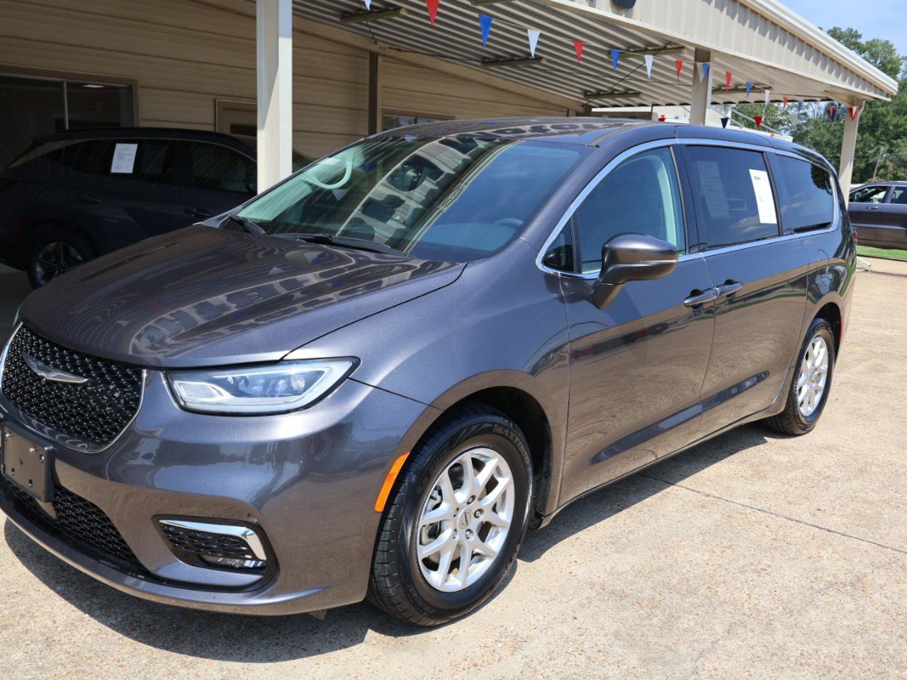 Used 2025 Chrysler Pacifica Select FWD image 6