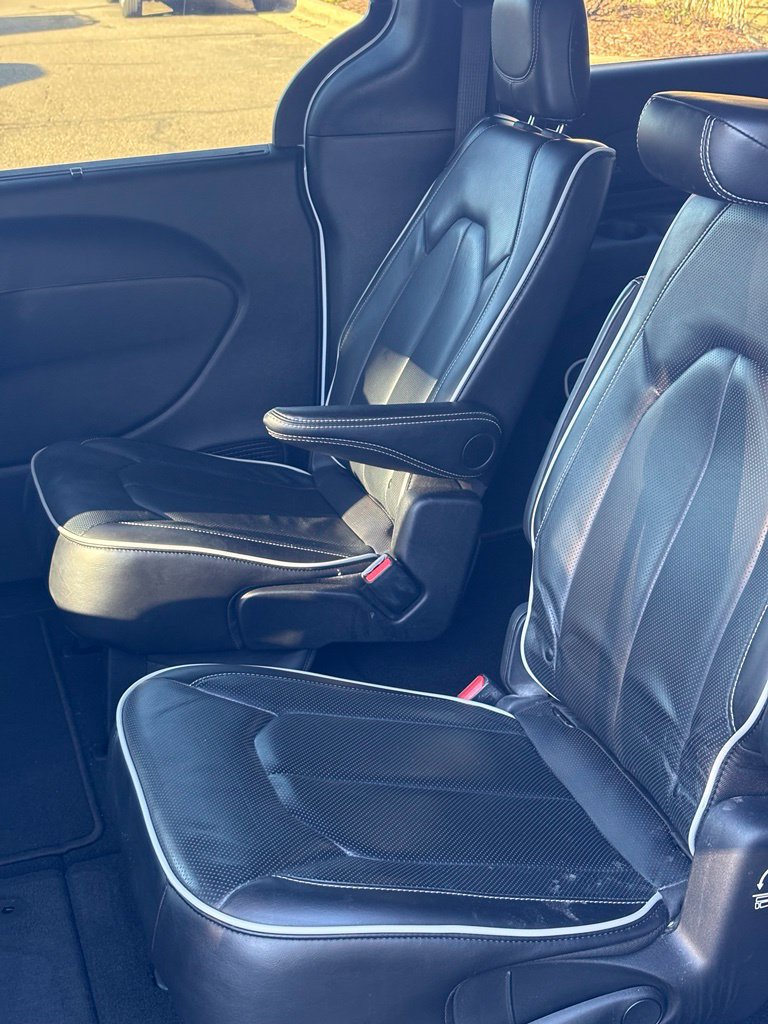 Used 2026 Chrysler Pacifica Limited w/ S Appearance Package FWD image 16