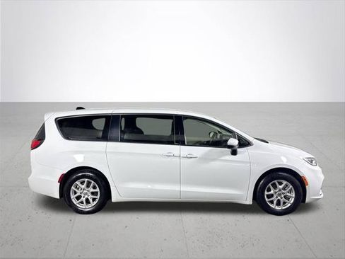 Certified 2023 Chrysler Pacifica Touring-L FWD image 6