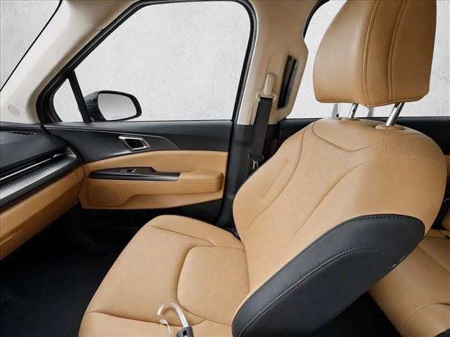 Used 2024 Kia Carnival LX FWD image 13