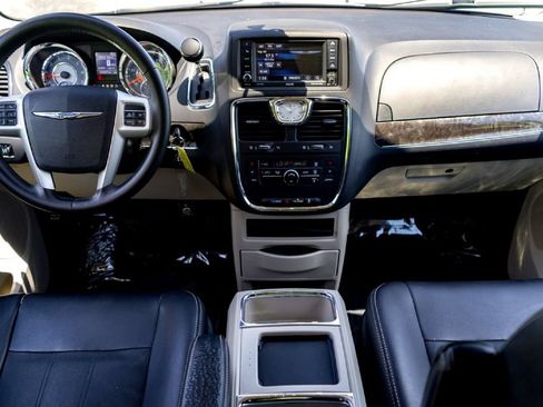 Used 2015 Chrysler Town & Country Touring FWD image 21