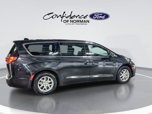 Used 2023 Chrysler Pacifica Touring-L FWD image 9