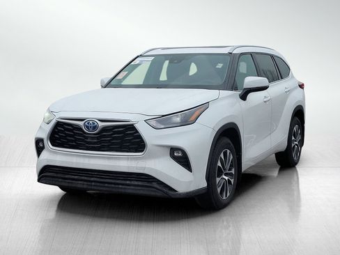 Used 2024 Toyota Highlander XLE AWD/4WD image 2