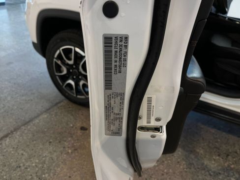Used 2025 Jeep Compass Trailhawk AWD/4WD image 29