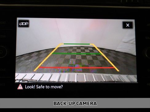 Used 2022 Volkswagen Tiguan SE w/ Panoramic Sunroof Package image 5