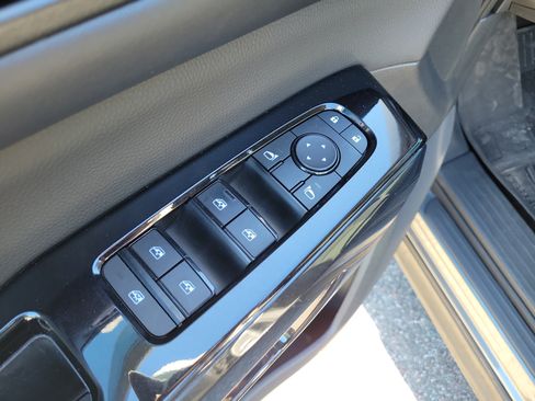 Used 2022 Nissan Pathfinder SV w/ SV Premium Package FWD image 22